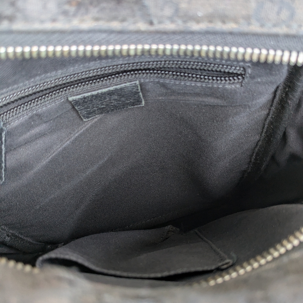 Authentic Gucci Black Messenger Bag with Adjustable Strap and Leather Trim - Picture 15 of 16